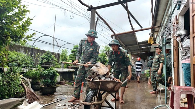 Đến trưa 17/11, c&aacute;c lực lượng đ&atilde; dựng lại nhiều m&aacute;i tạm, nhiều b&ugrave;n đất, c&acirc;y cối ng&atilde; đổ được thu dọn.