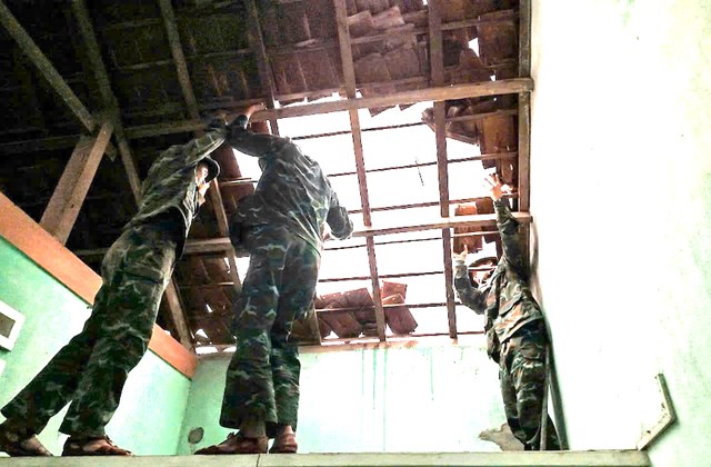 Cơn lốc đ&atilde; l&agrave;m cho 25 nh&agrave; tốc m&aacute;i v&agrave; nhiều t&agrave;i sản bị cuốn phăng theo cơn cuồng phong.