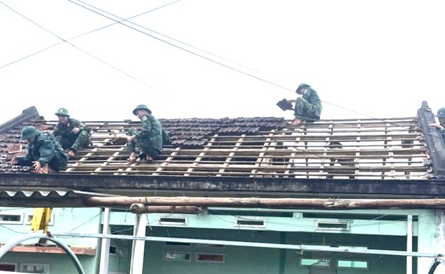 C&aacute;c chiến sĩ&nbsp;Trung đo&agrave;n 887 c&oacute; mặt kịp thời sửa lại m&aacute;i nh&agrave; bị lốc cuốn bay ng&oacute;i để người d&acirc;n sớm ổn định cuộc sống.