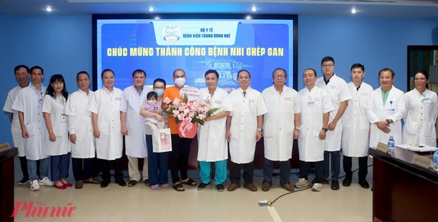Bệnh viện Trung ương Huế tổ chức lễ ra viện cho ca gh&eacute;p gan thứ 5, được thực hiện ho&agrave;n to&agrave;n bằng &ecirc;-k&iacute;p của bệnh viện từ kh&acirc;u lấy tạng đến gh&eacute;p