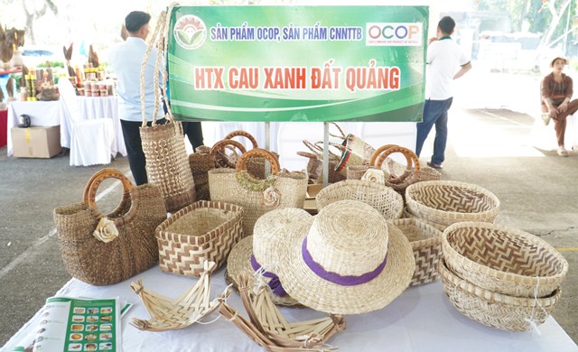 Gian h&agrave;ng trưng b&agrave;y sản phẩm thủ c&ocirc;ng l&agrave;m từ mo cau của&nbsp;Hợp t&aacute;c x&atilde; Cau Xanh Đất Quảng (ảnh: Mai Chi).