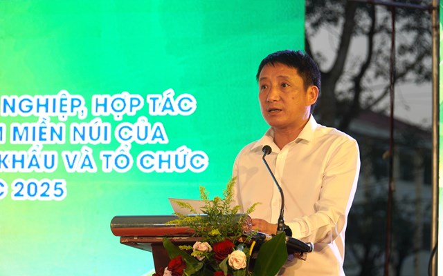 Chủ tịch UBND x&atilde; Ti&ecirc;n Phước Nguyễn H&ugrave;ng Anh với t&acirc;m huyết ph&aacute;t triển, quảng b&aacute; c&aacute;c sản phẩm miền n&uacute;i (ảnh: Mai chi).