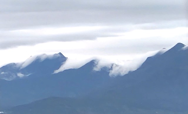 Đỉnh Sơn Tr&agrave; m&acirc;y phủ, &ocirc;m ấp n&uacute;i mỗi ng&agrave;ytạo nhiều ấn tượng cho du kh&aacute;ch khi đến đ&acirc;y.