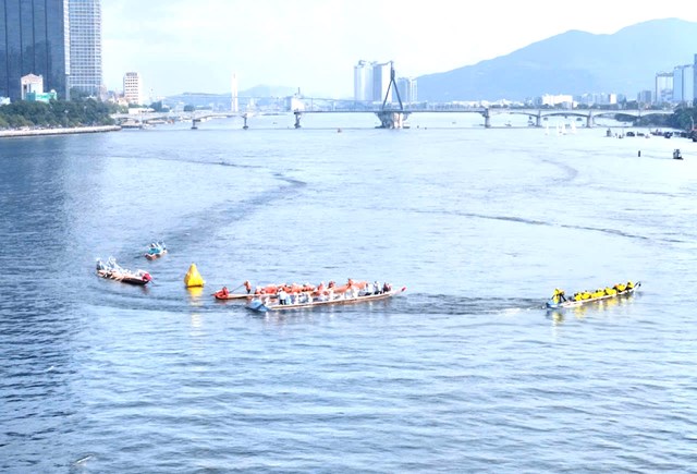 Hội đua thuyền hằng năm tr&ecirc;n s&ocirc;ng H&agrave;n của cư d&acirc;n Sơn Tr&agrave; v&agrave; c&aacute;c v&ugrave;ng l&acirc;n cận.
