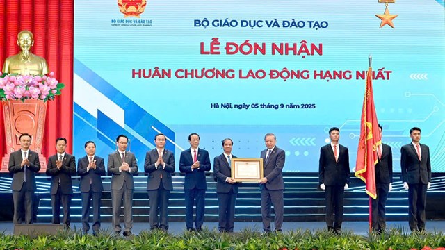 Tổng B&iacute; thư T&ocirc; L&acirc;m trao Hu&acirc;n chương Lao động hạng Nhất tặng Bộ Gi&aacute;o dục v&agrave; Đ&agrave;o tạo (ảnh: Đăng Khoa).