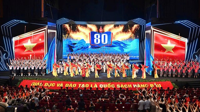 Chương tr&igrave;nh nghệ thuật kỷ niệm&nbsp;80 năm truyền thống ng&agrave;nh Gi&aacute;o dục v&agrave; khai giảng năm học 2025- 2026 (ảnh: Đăng Khoa).