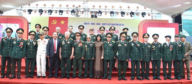 C&aacute;c đại biểu tham dự buổi lễ chụp ảnh lưu niệm.