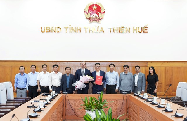 UBND tỉnh Thừa Thi&ecirc;n Huế đ&atilde; trao giấy chứng nhận đầu tư dự &aacute;n Nh&agrave; m&aacute;y chế biến c&aacute;t thạch anh c&ocirc;ng nghệ cao Creanza tại Khu c&ocirc;ng nghiệp Phong Điền - ng&agrave;y 14/11/2023