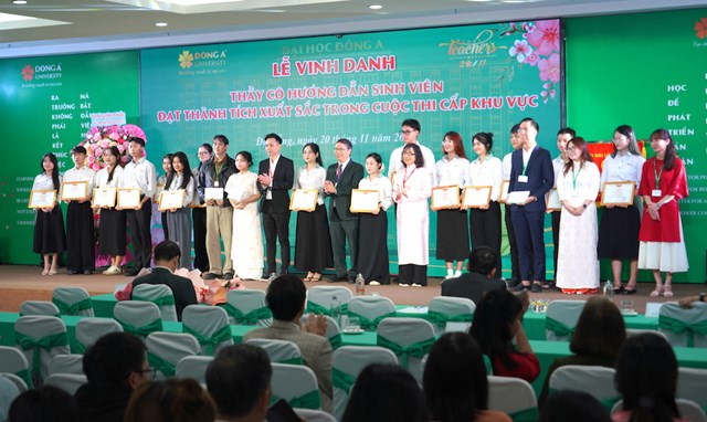 Dịp n&agrave;y, Nh&agrave; trường tuy&ecirc;n dương giảng vi&ecirc;n v&agrave; sinh vi&ecirc;n đạt nhiều th&agrave;nh t&iacute;ch nổi bật.