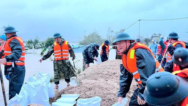 Lực lượng vũ trang tỉnh Gia Lai khẩn trương ngăn đập, chặn lũ tại x&atilde; Tuy Phước.