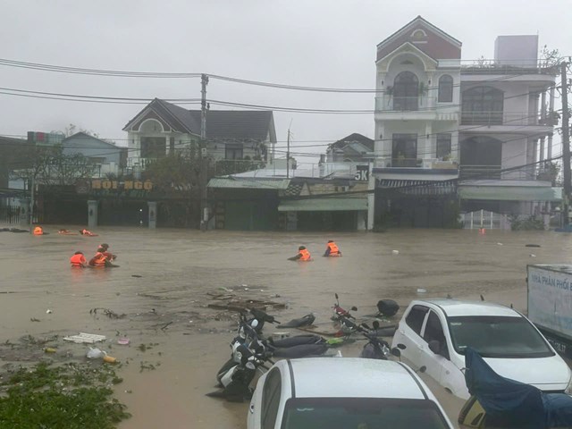Trận lũ lịch sử n&agrave;y, cả d&atilde;i đất miền Trung đều oằn m&igrave;nh chống lũ.
