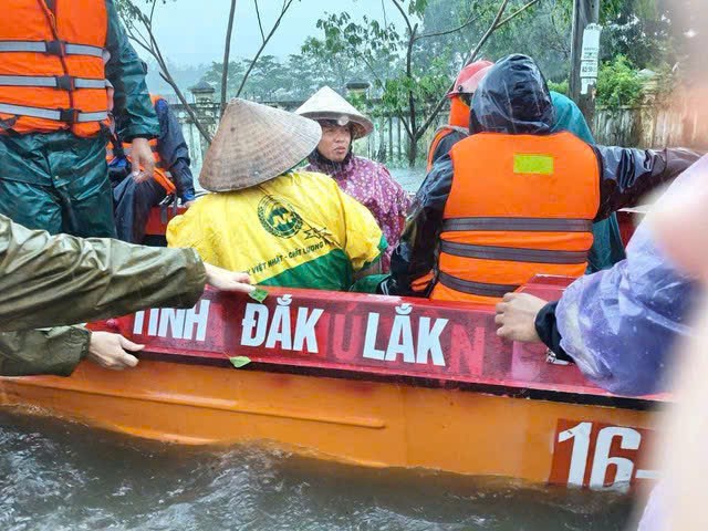 Lực lượng chức năng ứng cứu, hỗ trợ người d&acirc;n tại Đắk Lắk.