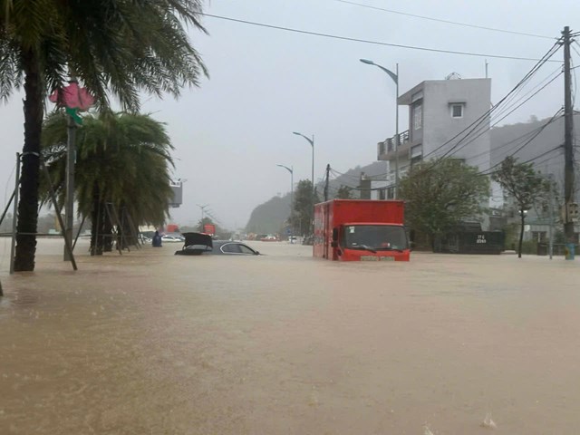 Nước lũ l&ecirc;n nhanh từ đ&ecirc;m 18, rạng s&aacute;ng 19/11 khiến nhiều nơi ở TP Tuy H&ograve;a v&agrave; TP Quy Nhơn cũ bị ngập s&acirc;u.