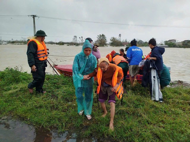 Người gi&agrave;, trẻ nhỏ, phụ nữ c&oacute; thai được ưu ti&ecirc;n hỗ trợ di tản đến nơi an to&agrave;n.