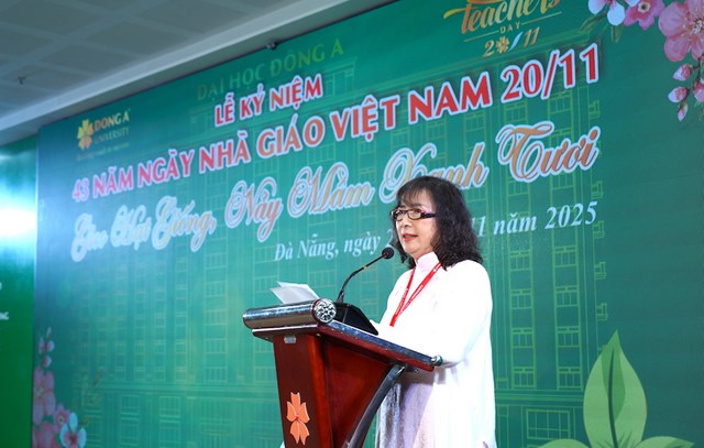 Ph&aacute;t biểu tại buổi lễ, TS. Nguyễn Thị Anh Đ&agrave;o, Hiệu trưởng Trường Đại học Đ&ocirc;ng &Aacute; ghi nhận nỗ lực của đội ngũ thầy v&agrave; tr&ograve; qua nhiều hạng mục quan trọng.