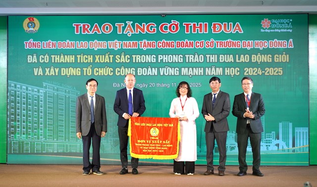 Đại học Đ&ocirc;ng &Aacute; vinh dự đ&oacute;n nhận Cờ thi đua của Tổng Li&ecirc;n đo&agrave;n Lao động Việt Nam.&nbsp;