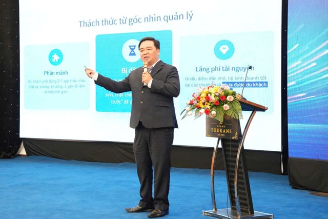 ThS L&ecirc; Vũ, Gi&aacute;m đốc Trung t&acirc;m Học liệu v&agrave; Truyền th&ocirc;ng Trường Đại học Sư phạm Kỹ thuật (Đại học Đ&agrave; Nẵng)&nbsp;tại buổi tập huấn về sử dụng AI trong gi&aacute;o dục mới đ&acirc;y.