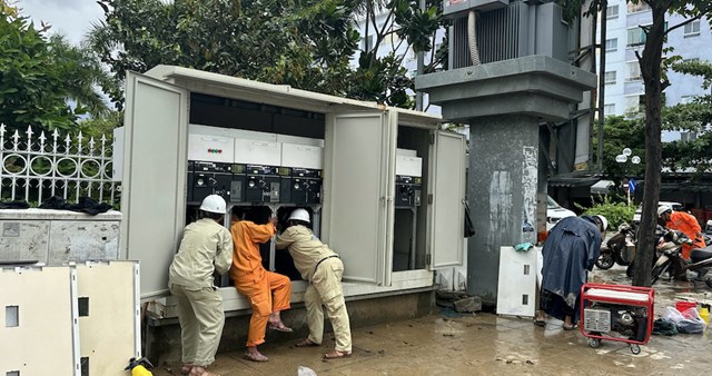 C&ocirc;ng nh&acirc;n điện lực tại miền Trung nỗ lực để cấp điện sớm cho người d&acirc;n v&ugrave;ng lũ.