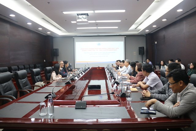 Quang cảnh buổi l&agrave;m việc.