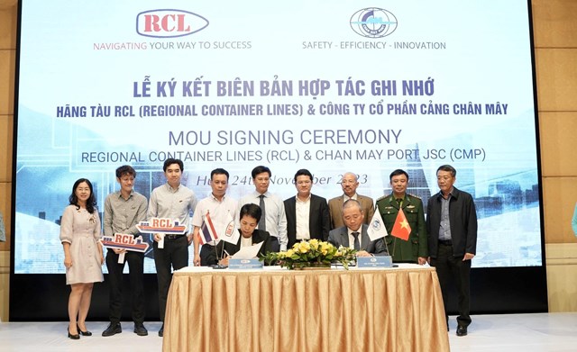 Hội nghị đ&atilde; chứng kiến lễ k&yacute; bi&ecirc;n bản ghi nhớ giữa H&atilde;ng t&agrave;u Regional Container Lines (sở hữu v&agrave; vận h&agrave;nh 36 t&agrave;u container đi 170 điểm đến tại 28 quốc gia) đến từ Th&aacute;i Lan v&agrave; C&ocirc;ng ty CP Cảng Ch&acirc;n M&acirc;y về việc h&atilde;ng t&agrave;u n&agrave;y sẽ triển khai mở tuyến vận chuyển container quốc tế qua cảng v&agrave;o đầu th&aacute;ng 12/2023