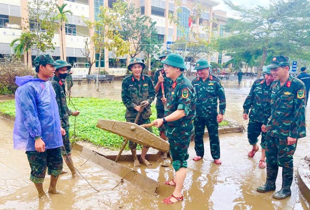 Qu&#226;n khu 5 quyết liệt triển khai c&#244;ng t&#225;c khắc phục hậu quả mưa lũ tại Đắk Lắk - Ảnh 1