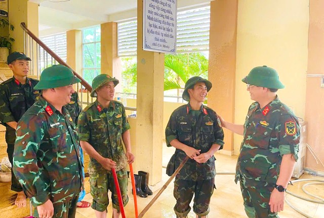 L&atilde;nh đạo Qu&acirc;n khu 5 cũng thường xuy&ecirc;n kiểm tra, chỉ đạo kịp thời v&agrave; động vi&ecirc;n c&aacute;n bộ, chiến sĩ gi&uacute;p nh&acirc;n d&acirc;n dọn vệ sinh m&ocirc;i trường, ổn định cuộc sống.