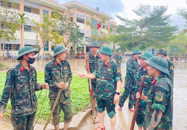 Một trong những nhiệm vụ được đặt l&ecirc;n h&agrave;ng đầu được c&aacute;c l&atilde;nh đạo Qu&acirc;n khu 5 qu&aacute;n triệt l&agrave; l&agrave; vệ sinh m&ocirc;i trường, gi&uacute;p d&acirc;n sớm ổn định lại cuộc sống.