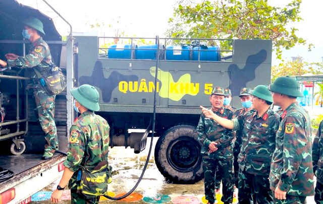 Sau lũ, vấn đề dịch bệnh ph&aacute;t sinh đ&atilde; được l&atilde;nh đạo Qu&acirc;n khu 5 quan t&acirc;m v&agrave; chỉ đạo c&aacute;c đơn vị khẩn trương đưa lực lượng, phương tiện, h&oacute;a chất đến hỗ trợ địa phương.