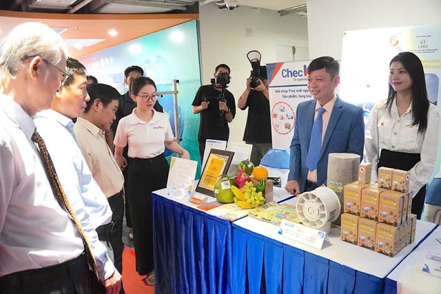 C&aacute;c sản phẩm c&oacute; li&ecirc;n quan của dự &aacute;n được&nbsp;kỹ sư Nguyễn Minh Th&ocirc;ng v&agrave; c&aacute;c cộng sự trưng b&agrave;y tại cuộc thi&nbsp;(ảnh: Trung t&acirc;m khởi nghiệp- đổi mới s&aacute;ng tạo Đ&agrave; Nẵng cung cấp).