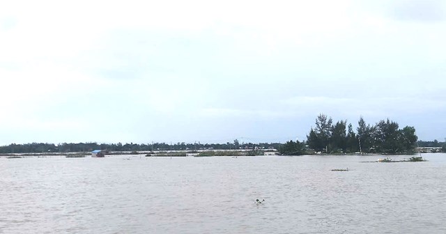 Nhiều nơi tại c&aacute;c tỉnh Nam trung bộ v&agrave; T&acirc;y Nguy&ecirc;n nước lũ ngập trắng đồng.