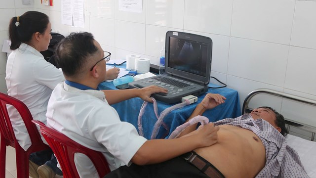 Đội ngũ y, b&aacute;c sĩ tận t&igrave;nh kh&aacute;m s&agrave;ng lọc cho người d&acirc;n tại x&atilde; Hưng Lộc