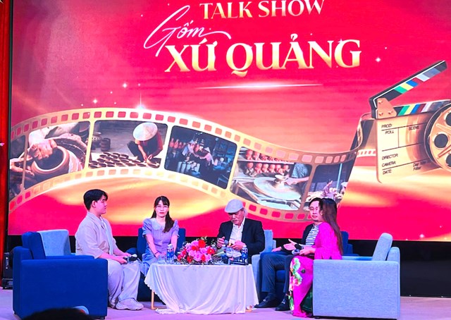 C&aacute;c nh&agrave; nghi&ecirc;n c&uacute;u v&agrave; c&aacute;c chuy&ecirc;n gia tham gia thảo luận tại Tọa đ&agrave;m.