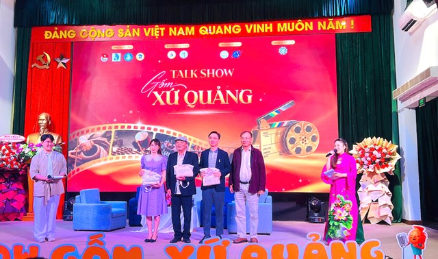 L&atilde;nh đạo Trường Đại học Sư phạm (ĐHĐN) tặng qu&agrave; lưu niệm với c&aacute;c chuy&ecirc;n gia, nh&agrave; nghi&ecirc;n cứu, quản l&yacute; đ&atilde; tham gia thảo luận, c&oacute; &yacute; kiến đ&oacute;ng g&oacute;p, tham gia tại Tọa đ&agrave;m.