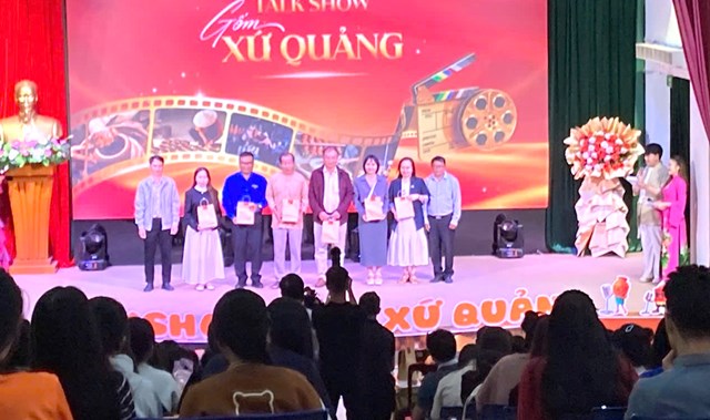 Tọa đ&agrave;m &ldquo;Gốm xứ Quảng&rdquo; thu h&uacute;t c&aacute;c chuy&ecirc;n gia, nh&agrave; nghi&ecirc;n cứu, đại diện c&aacute;c cơ quan quản l&yacute; địa phương tham gia.