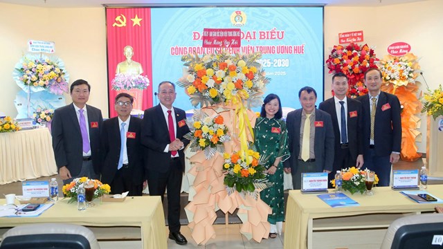 Bệnh viện Trung ương Huế: C&#244;ng đo&#224;n được biểu dương, k&#234;u gọi n&#226;ng tầm khu vực - Ảnh 2