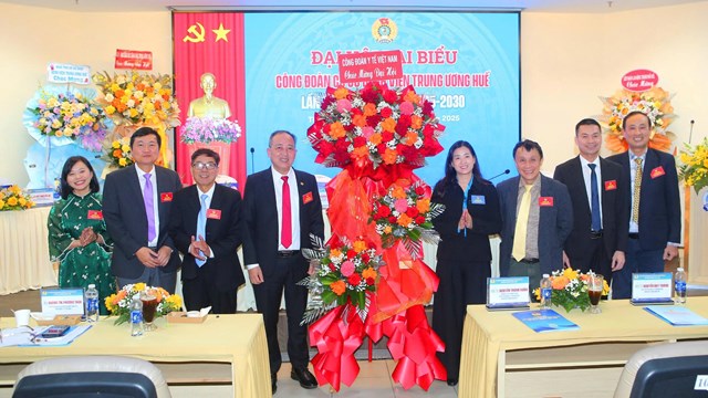 Bệnh viện Trung ương Huế: C&#244;ng đo&#224;n được biểu dương, k&#234;u gọi n&#226;ng tầm khu vực - Ảnh 3