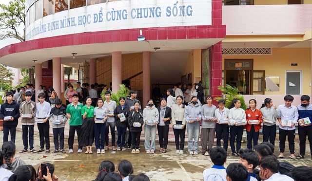 Ng&agrave;y 25/11, 600 phần nhu yếu phẩm, 60 th&ugrave;ng vở, nhiều bộ s&aacute;ch gi&aacute;o khoa, chăn mền v&agrave; &aacute;o ấm đ&atilde; được trao đến học sinh tại c&aacute;c điểm trường THPT tr&ecirc;n địa b&agrave;n x&atilde; T&acirc;y H&ograve;a v&agrave; phường Đ&ocirc;ng H&ograve;a, tỉnh Đắk Lắk (thuộc Ph&uacute; Y&ecirc;n cũ).