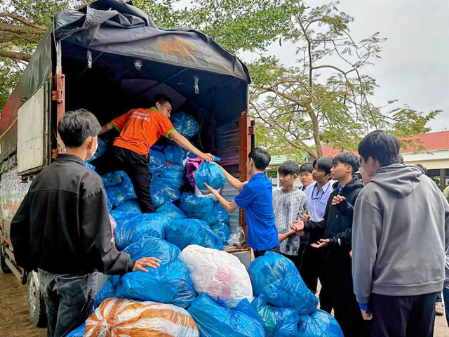 Từ ng&agrave;y 27/11, đội SOS Đại học Đ&ocirc;ng &Aacute; thường trực tại điểm tiếp nhận để nhận th&ecirc;m vở, dụng cụ học tập, đồng phục học sinh, &aacute;o ấm&hellip; gửi đến c&aacute;c trường v&ugrave;ng rốn lũ.