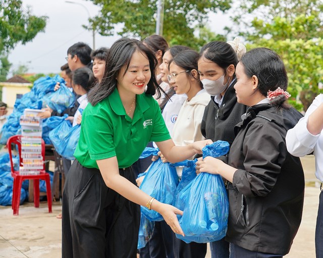 Trong hai ng&agrave;y 29&ndash;30/11, Đại học Đ&ocirc;ng &Aacute; đ&atilde; trao 450 triệu đồng qua Ủy ban MTTQ c&aacute;c tỉnh để hỗ trợ b&agrave; con v&ugrave;ng bị thiệt hại nặng bởi b&atilde;o số 13 v&agrave; lũ lụt th&aacute;ng 11.