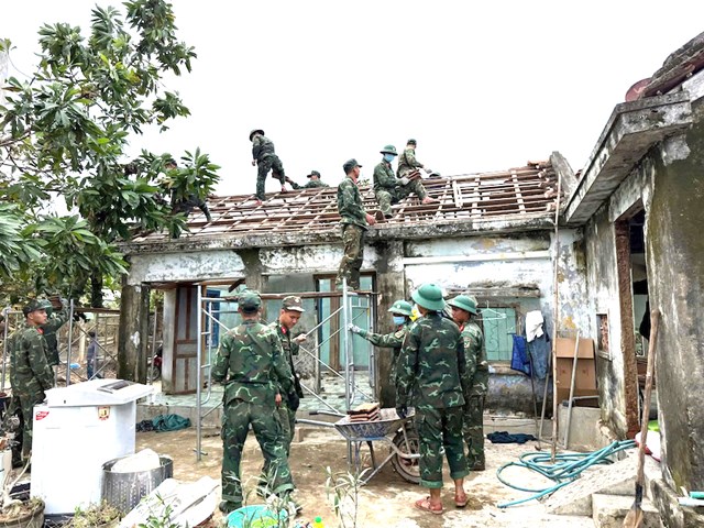 &nbsp;Hơn 100 c&aacute;n bộ, chiến sĩ Lữ đo&agrave;n 573 (Qu&acirc;n khu 5) được huy động để tham gia x&acirc;y dựng nh&agrave; mới cho c&aacute;c hộ d&acirc;n bị ảnh hưởng nặng bởi trận lũ vừa qua.