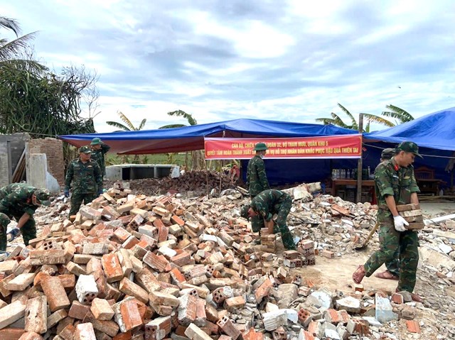 C&aacute;c c&aacute;n bộ, chiến sĩ c&aacute;c tiểu đo&agrave;n thuộc Qu&acirc;n khu 5 nỗ lực thực hiện c&aacute;c nhiệm vụ được ph&acirc;n c&ocirc;ng để sớm ho&agrave;n th&agrave;nh nh&agrave; cho người d&acirc;n bị lũ cuốn tr&ocirc;i, hư hỏng.