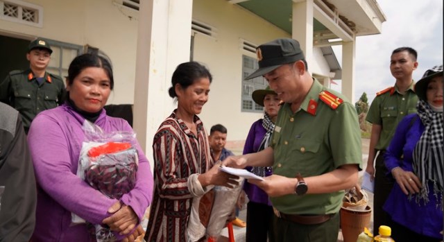 Bộ C&#244;ng an đồng h&#224;nh c&#249;ng b&#224; con Gia Lai vượt qua kh&#243; khăn sau lũ - Ảnh 1