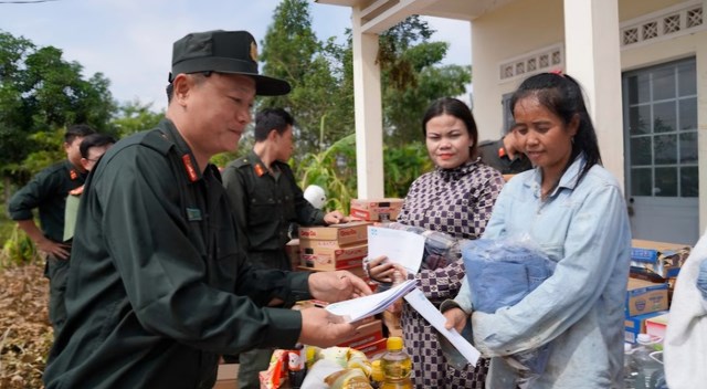 Bộ C&#244;ng an đồng h&#224;nh c&#249;ng b&#224; con Gia Lai vượt qua kh&#243; khăn sau lũ - Ảnh 2
