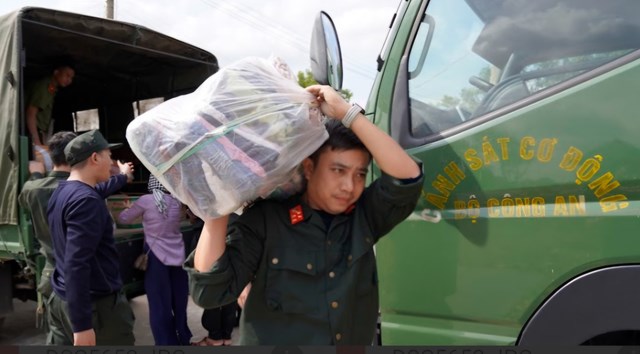 Đo&agrave;n thiện nguyện Bộ C&ocirc;ng an trao 200 suất qu&agrave; đến người d&acirc;n v&ugrave;ng lũ Gia Lai