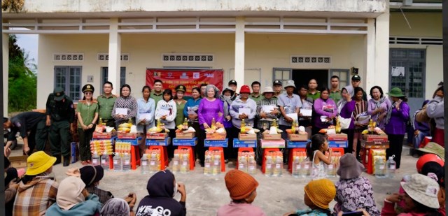 Bộ C&#244;ng an đồng h&#224;nh c&#249;ng b&#224; con Gia Lai vượt qua kh&#243; khăn sau lũ - Ảnh 3