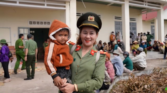 Kh&ocirc;ng chỉ trao qu&agrave;, c&aacute;c th&agrave;nh vi&ecirc;n đo&agrave;n c&ograve;n đến từng hộ d&acirc;n thăm hỏi, động vi&ecirc;n, chia sẻ kh&oacute; khăn