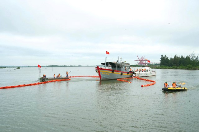 Hải đội 1 huy động ca-n&ocirc; chuy&ecirc;n dụng, phao qu&acirc;y c&ugrave;ng c&aacute;n bộ, chiến sĩ nhanh ch&oacute;ng tiếp cận hiện trường, phối hợp lực lượng của Trung t&acirc;m Ứng ph&oacute; sự cố m&ocirc;i trường Việt Nam xử l&yacute; m&ugrave;i dầu, bơm h&uacute;t lượng dầu tr&agrave;n v&agrave; thu gom c&aacute;c lớp v&aacute;ng nổi tr&ecirc;n mặt nước.