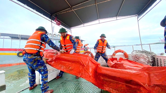 Phao qu&acirc;y được huy động để xử l&yacute; xự cố tr&agrave;n dầu tại hiện trường.