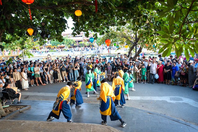 Sự kiện giao lưu Hội An- Nhật Bản lần thứ 21 n&agrave;y kh&ocirc;ng chỉ tạo kh&ocirc;ng kh&iacute; rộn r&agrave;ng cho m&ugrave;a lễ hội cuối năm m&agrave; c&ograve;n khẳng định sức sống của phố cổ trong bối cảnh hiện đại.