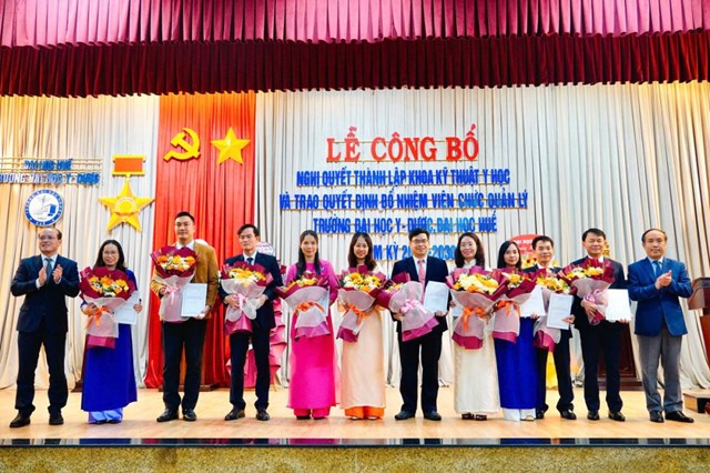 Trao c&aacute;c Quyết định bổ nhiệm vi&ecirc;n chức quản l&yacute; Trường Đại học Y - Dược, Đại học Huế nhiệm kỳ 2025-2030